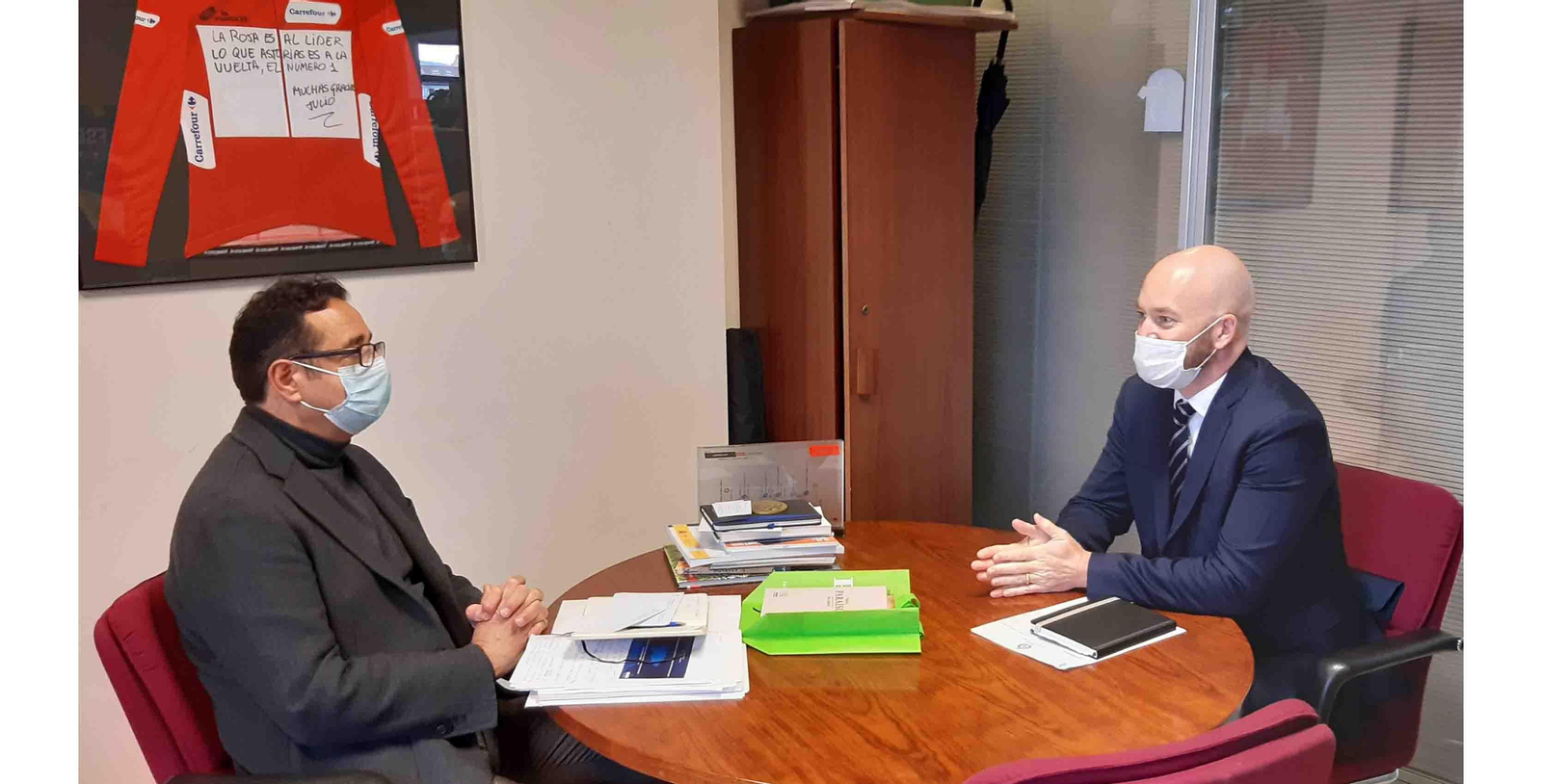 Julio Zapico, director general de Comercio, (izqda..) y Justen Thomas, agregado para Educación y Emprendimiento de la embajada de Estados Unidos