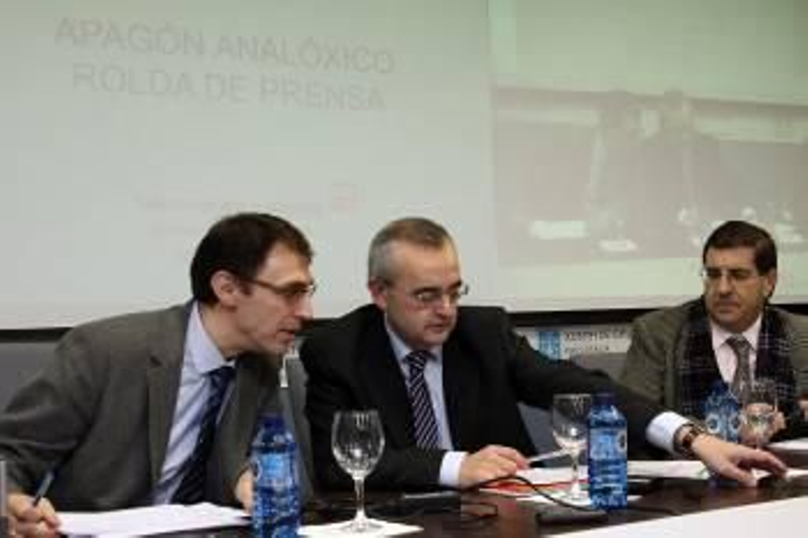 El secretario xeral de Medios, Alfonso Cabaleiro, en el centro. (Foto: Vicente Pernía)