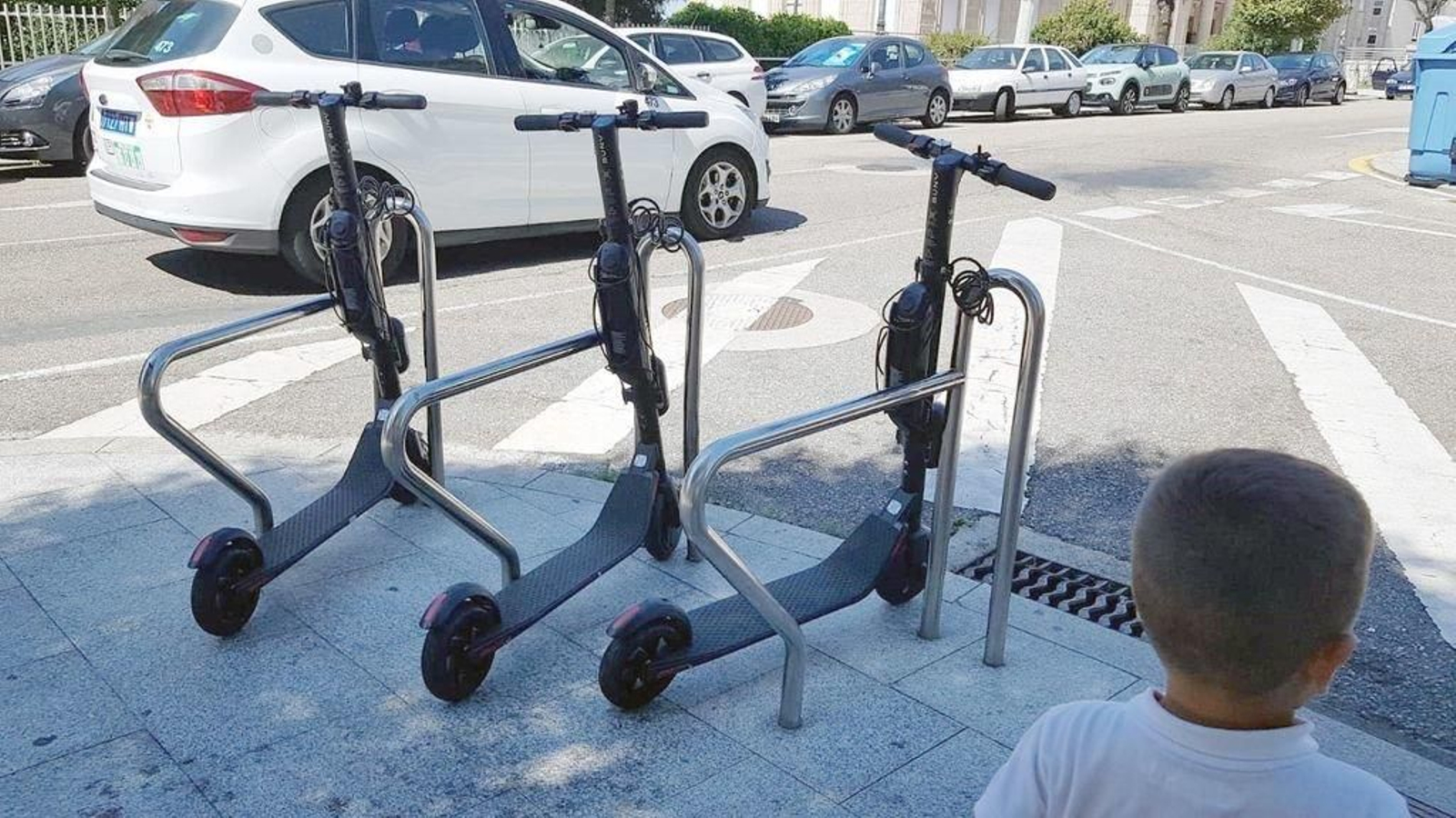 Los patinetes eléctricos en la calle Torrecedeira.