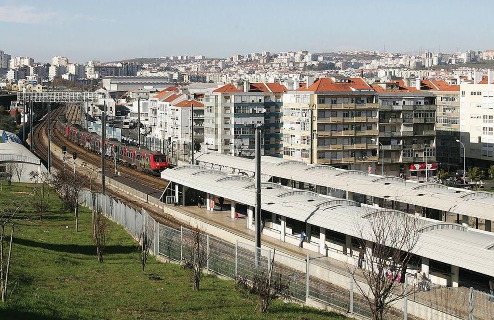 Estación de tren en Buraca, en el municipio de Amadora, de la zona metropolitana de Lisboa.