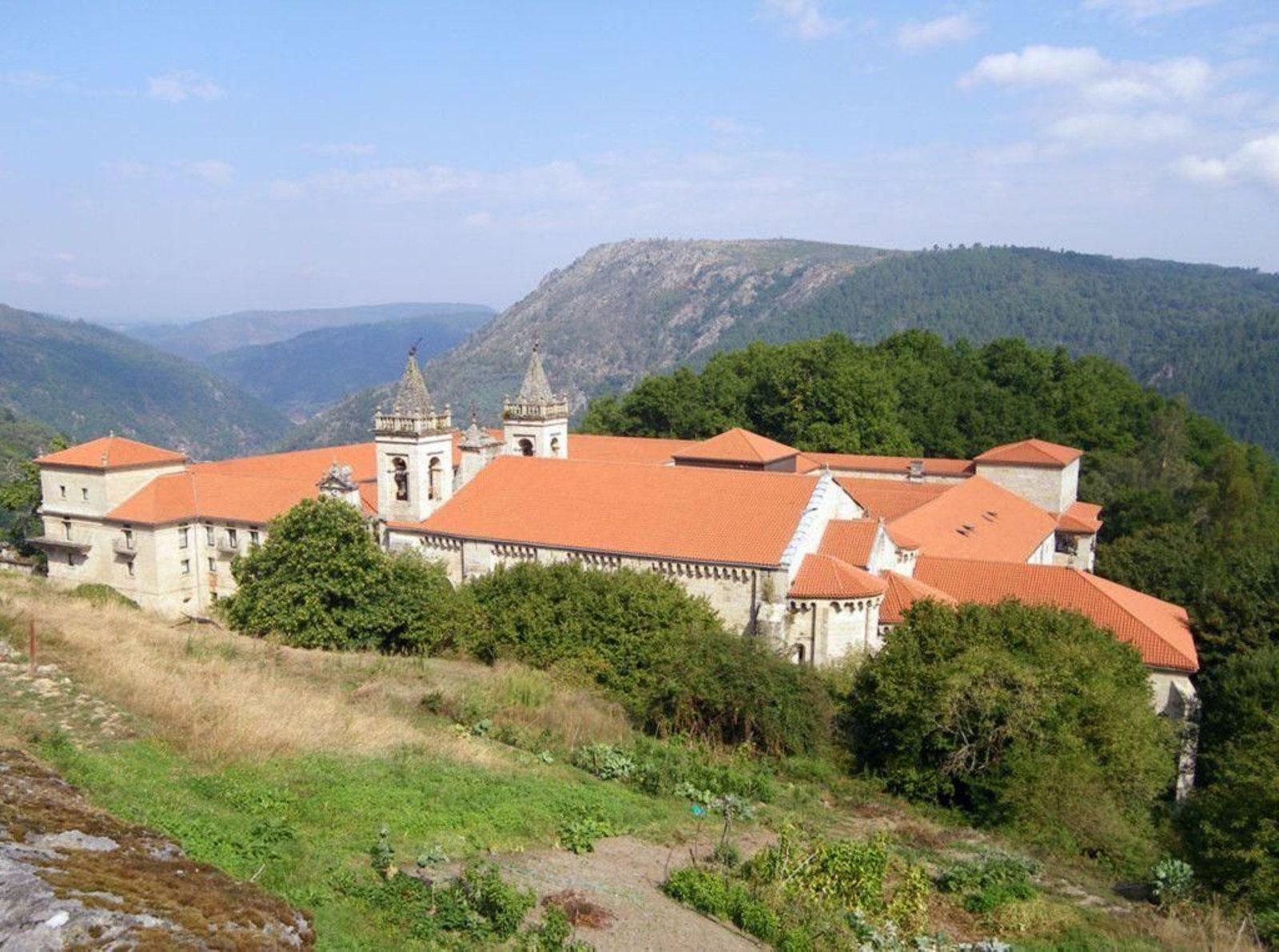 El conjunto de Santo Estevo de Ribas de Sil cuenta con tejas Verea en la cubierta.
