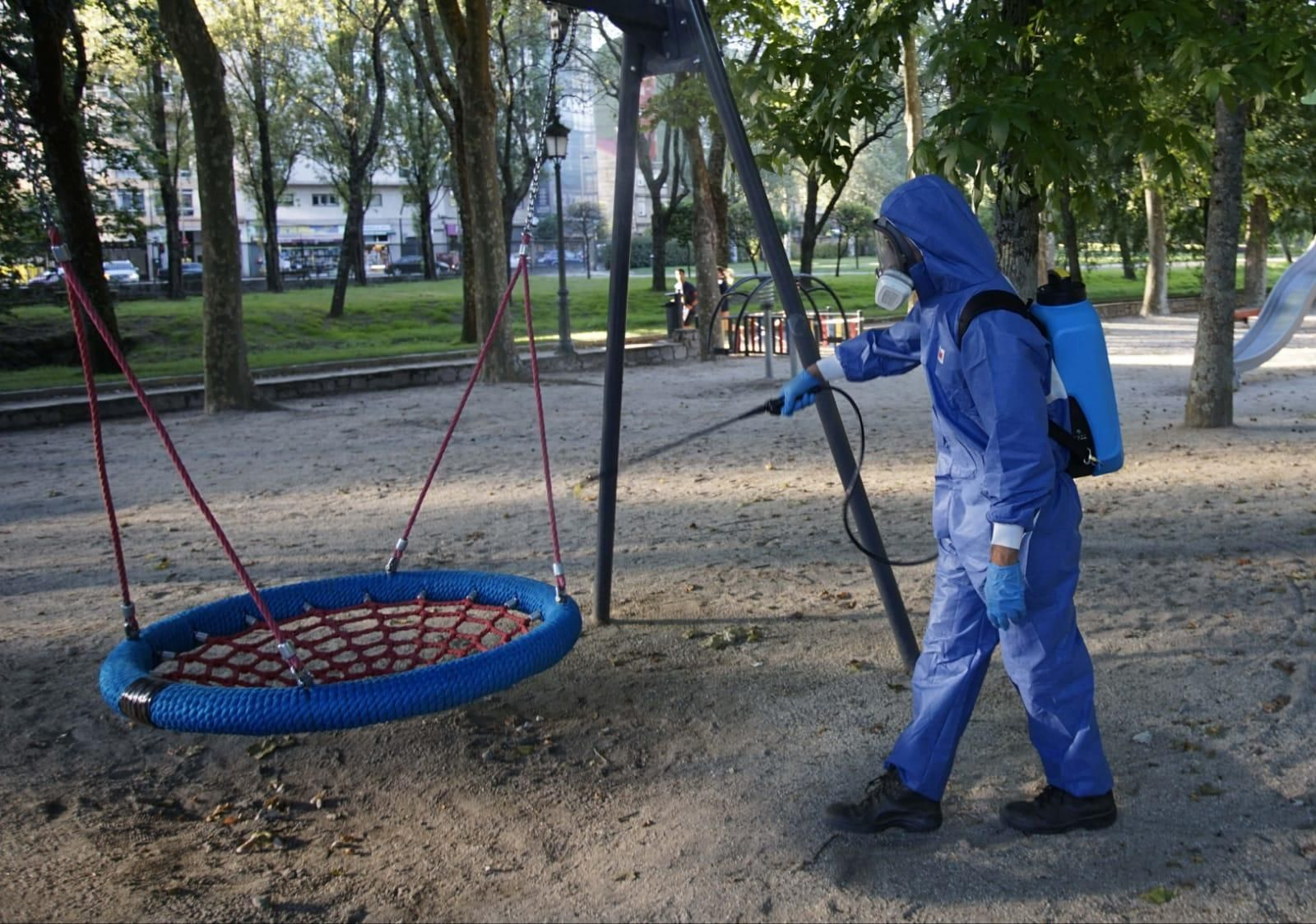 Desinfección de los parques infantiles de Vigo // JV Landín