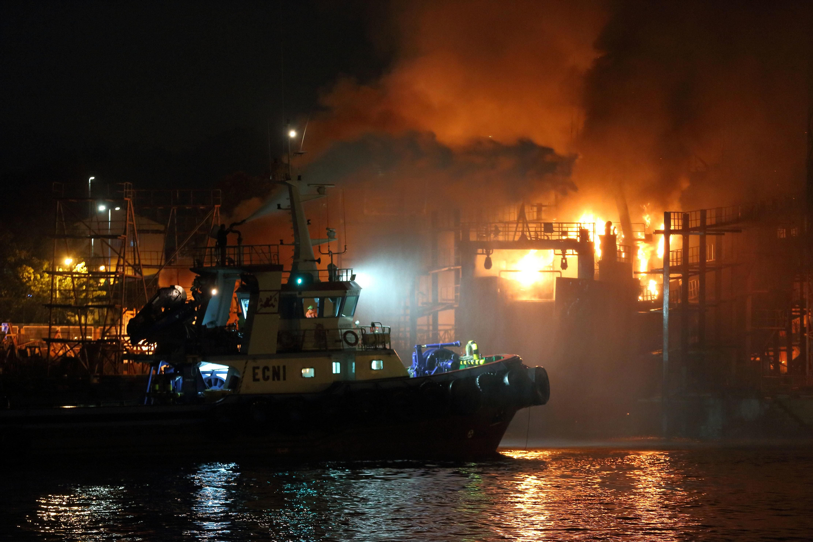 Incendio de un astillero en Marín // Alberte