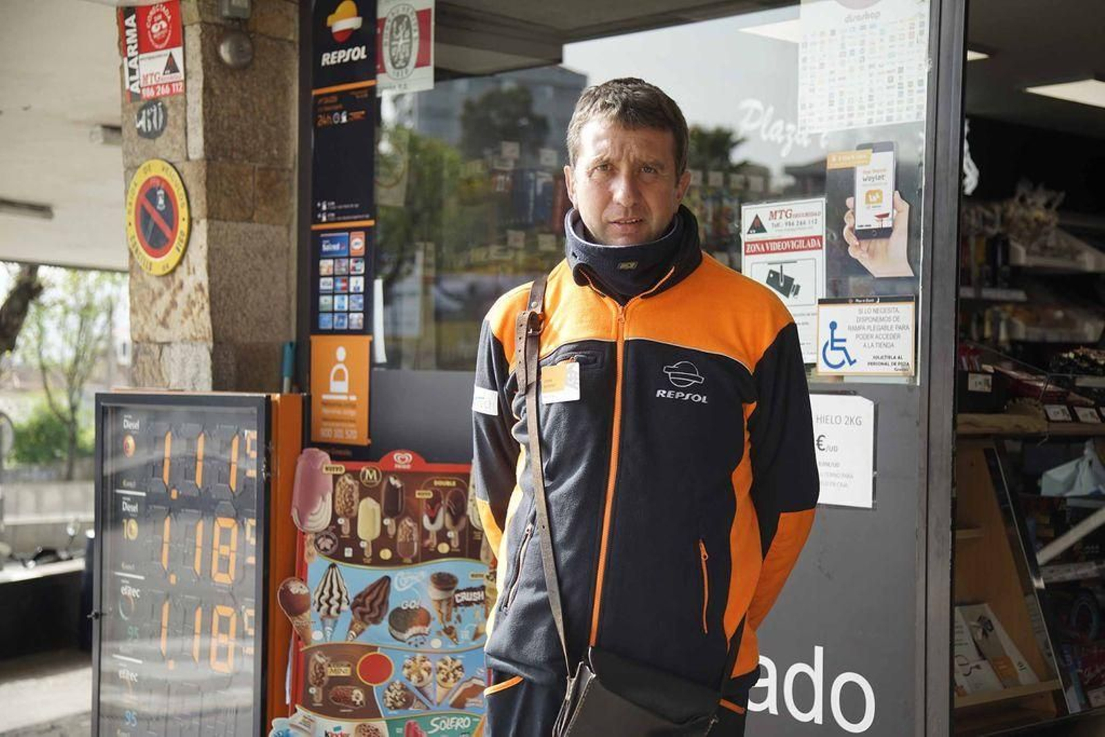 Nilo, empleado de la gasolinera Repsol de Plaza de España.