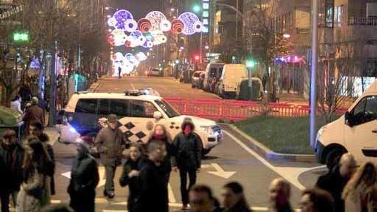 La Policía Local, ayer, vigilando en el entorno de la Plaza de América
