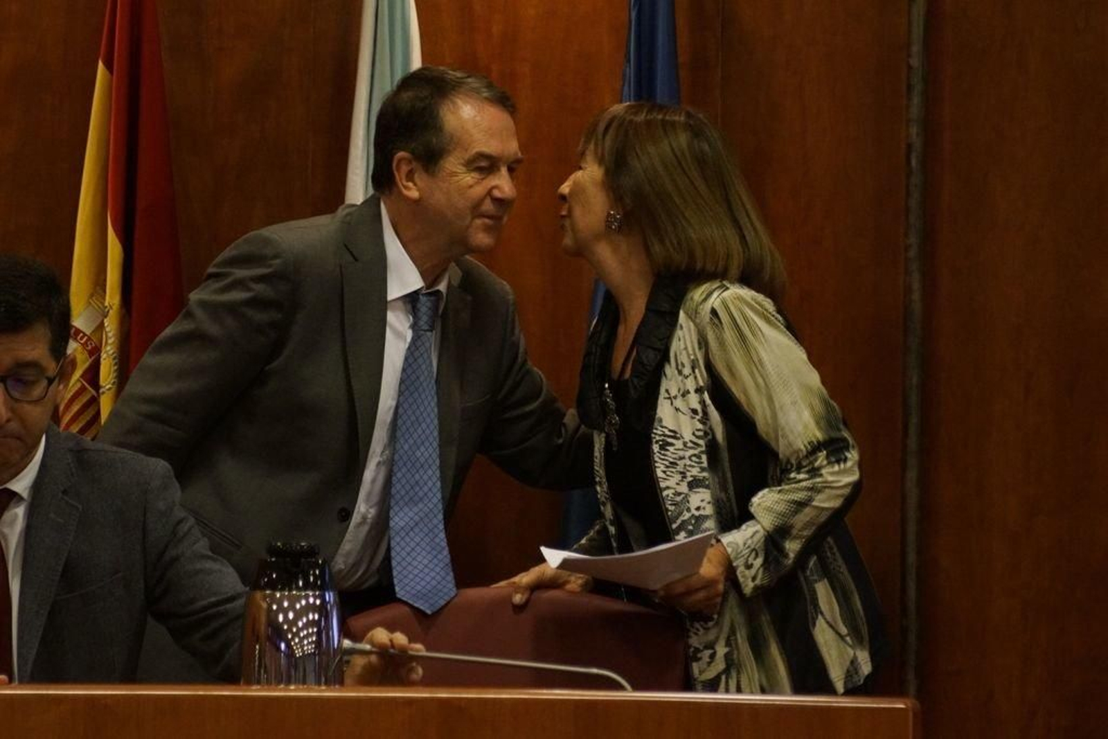 Isabel López, del colectivo Escola de Mulleres Solidarias y en nombre del Consello municipal da muller, dio lectura en el Pleno de ayer a una declaración institucional por el Día internacional de la eliminación de la violencia contra la mujer. En la foto saluda al alcalde antes de leer la declaración.