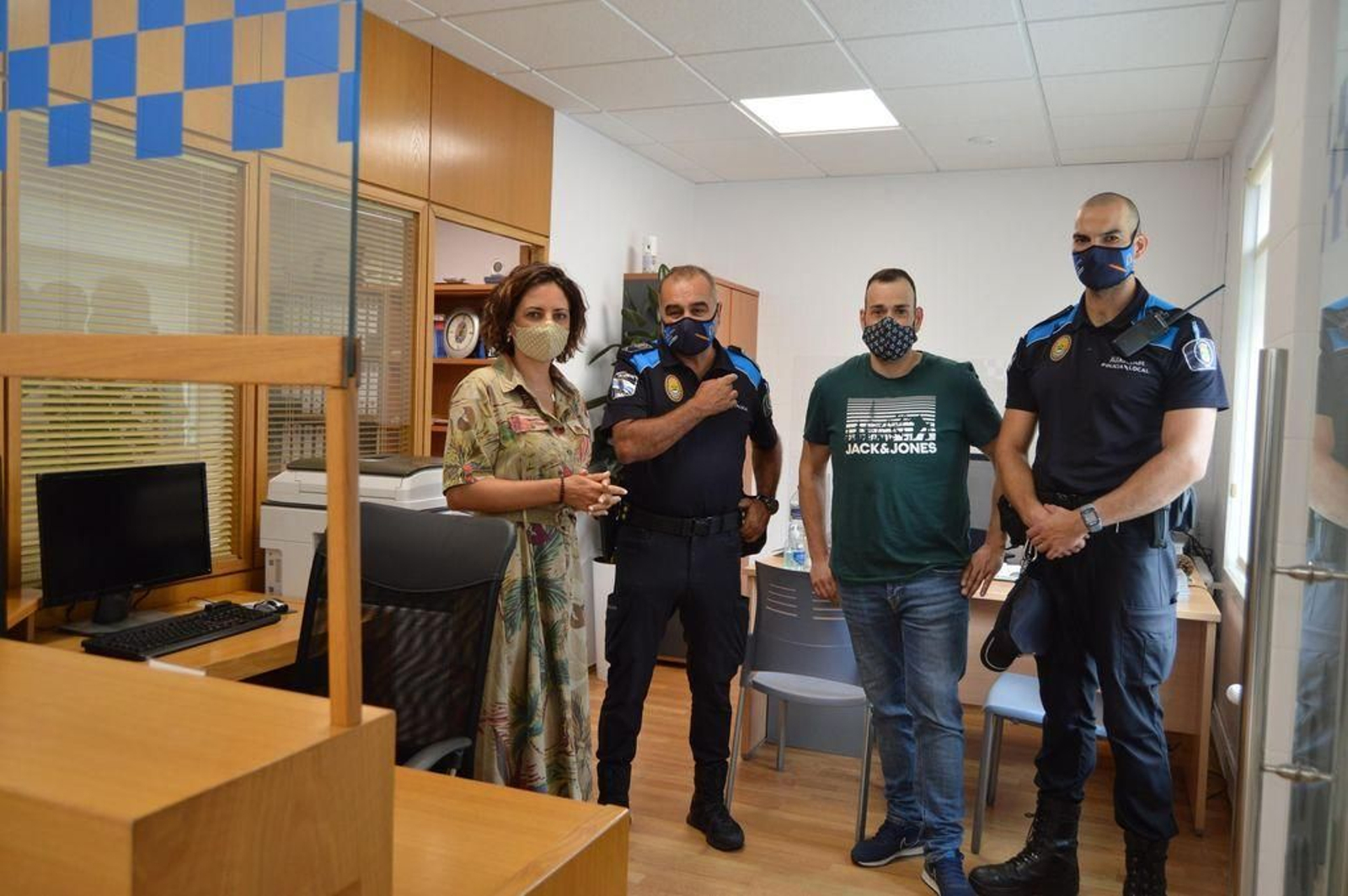 La alcaldesa con los agentes de la Policía Local en las instalaciones ya reabiertas.
