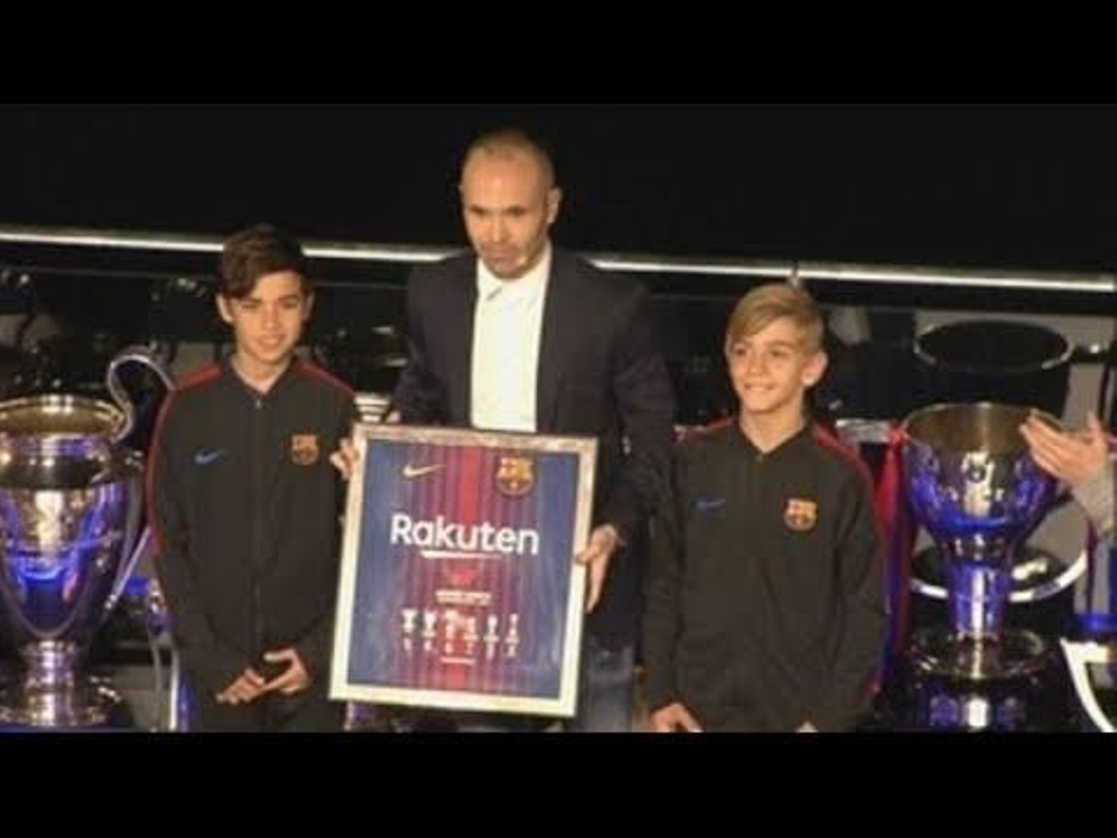 Emotivo homenaje del Barcelona a Iniesta