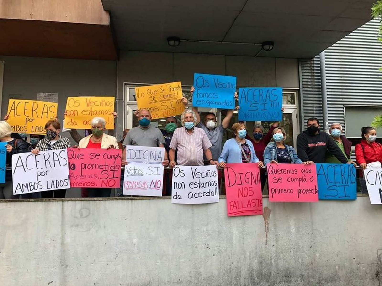 Vecinos de Vilar de Infesta realizaron sonoras protestas contra la propuesta de reforma del vial.