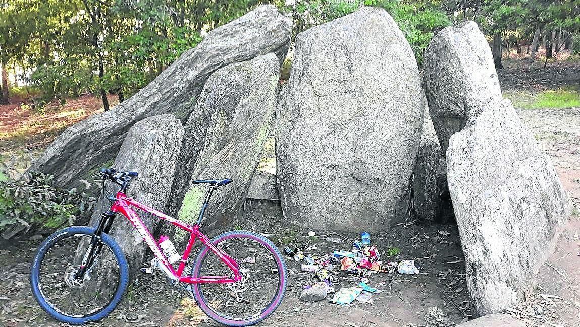 Kike Estévez denunciou o estado de abandono da Casa dos Mouros, en Candeán, chea de lixo, igual que o miliario de Santiaguiño de Antas, en Redondela