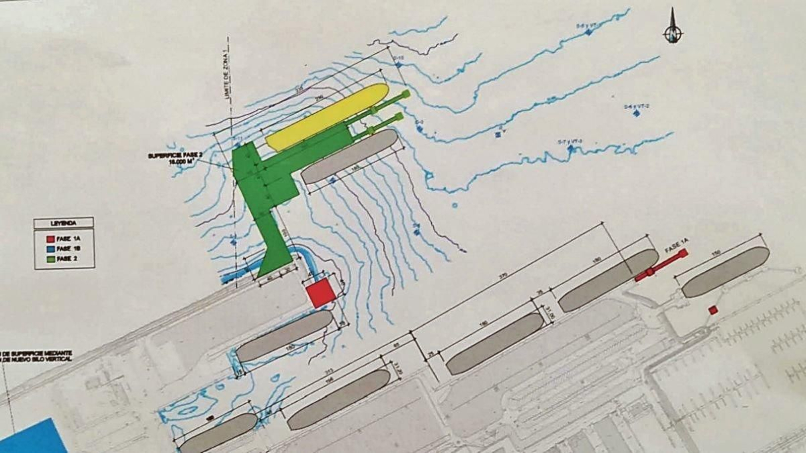 En la imagen, en verde, el proyecto que maneja la Autoridad Portuaria para construir un muelle para buques oceánicos que complemente la terminal de Bouzas, la mayor de Vigo. El Puerto apuesta por hacer un “hub”, un centro de distribución de coches en apoyo a Stellantis.