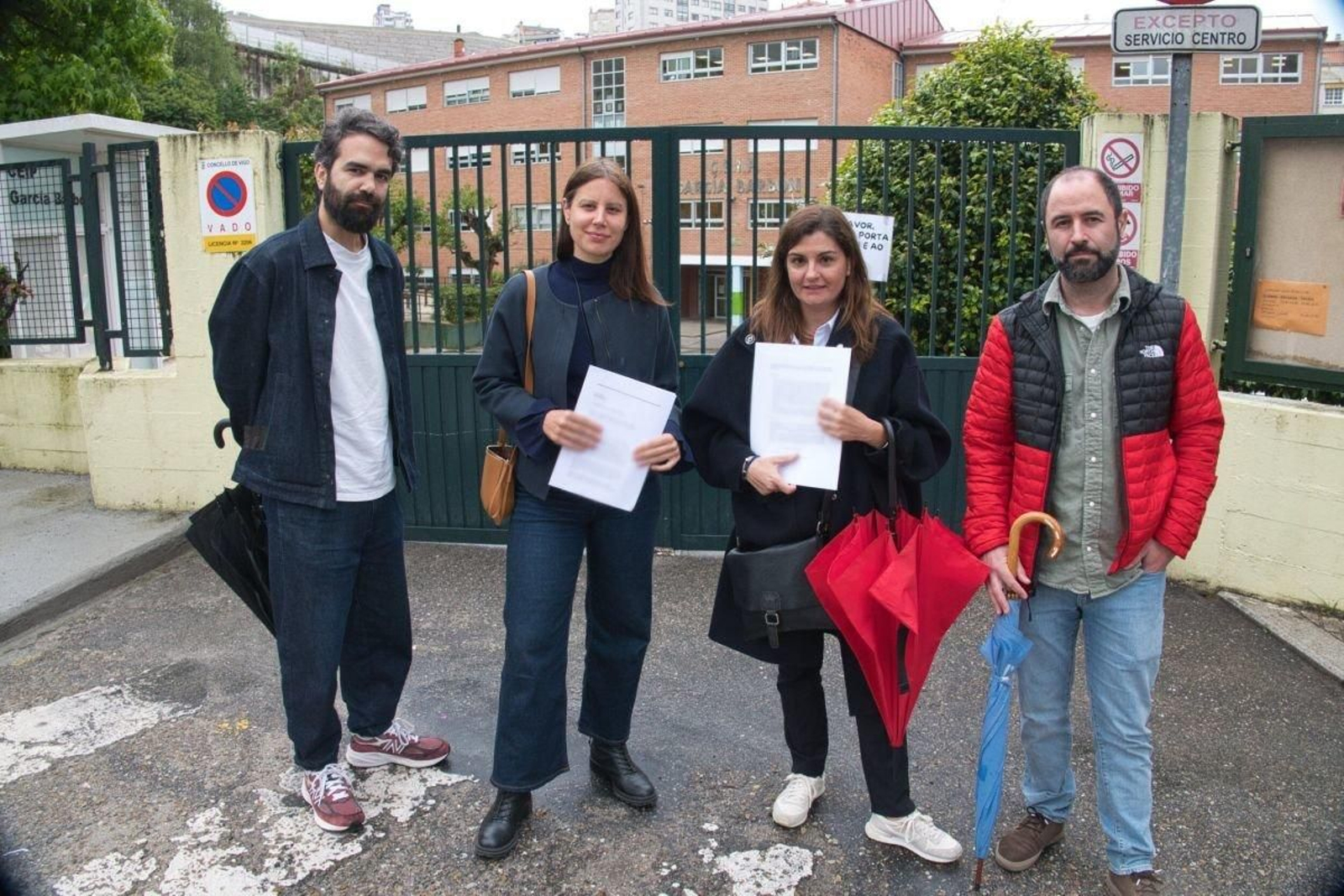 Padres de la zona que no entraron en las listas provisionales pese a tener una alta puntuación, frente al colegio antes de presentar la reclamación.