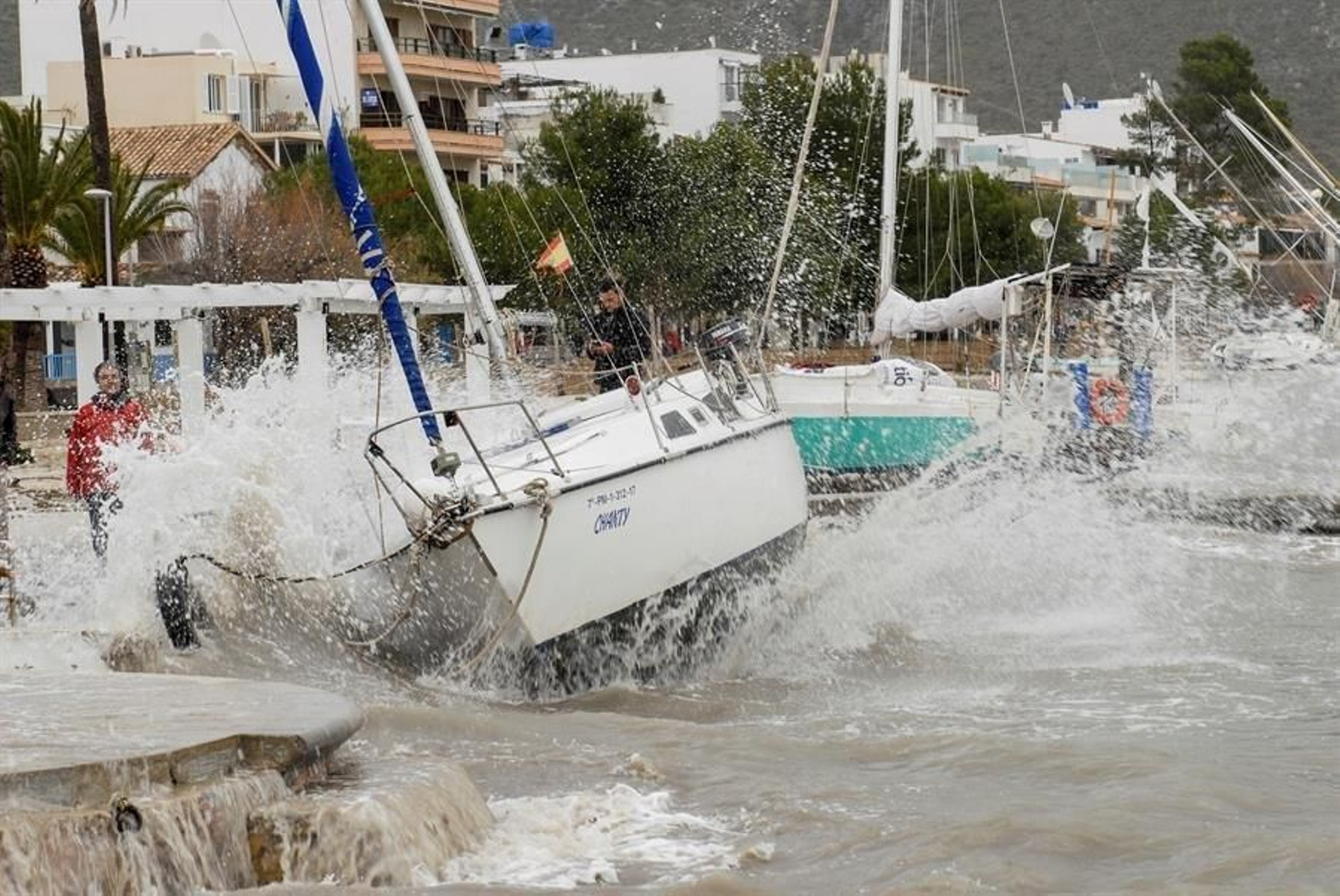 El temporal arrastró ayer una quincena de embarcaciones hasta la arena en el Port de Pollença (Mallorca)