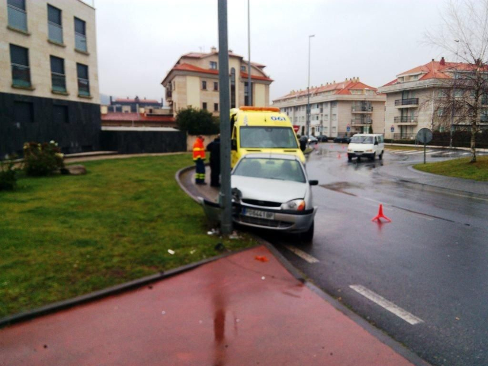 La mujer se desvaneció cuando conducía y circuló sin sentido durante 50 metros hasta que chocó con la farola.
