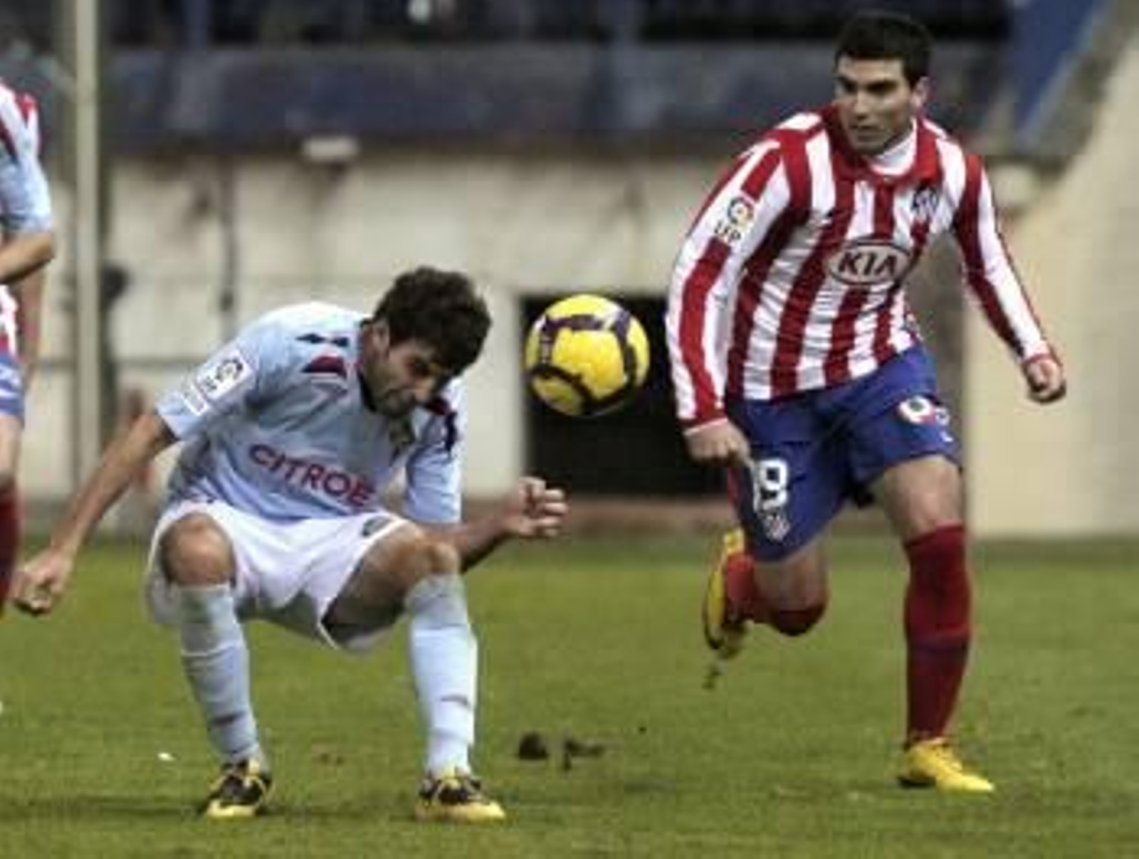 El centroscampista del Celta de Vigo, Trashorras (i), cabecea un balón ante el jugador del At. de Madrid, Reyes, durante el encuentro.