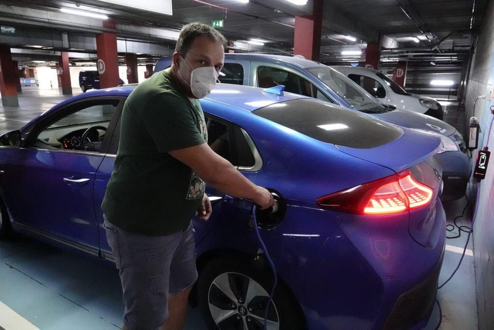 Iván Tielas, cargando su Hyundai Ioniq en el aparcamiento del centro comercial Travesía.