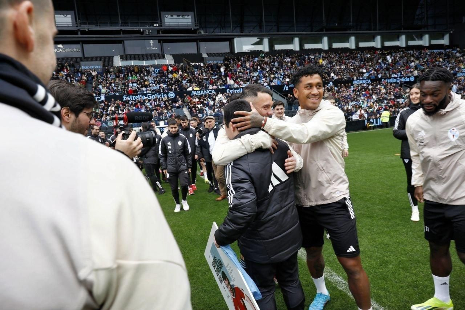 Aspas y Tapia abrazan a Samuel Comesaña.