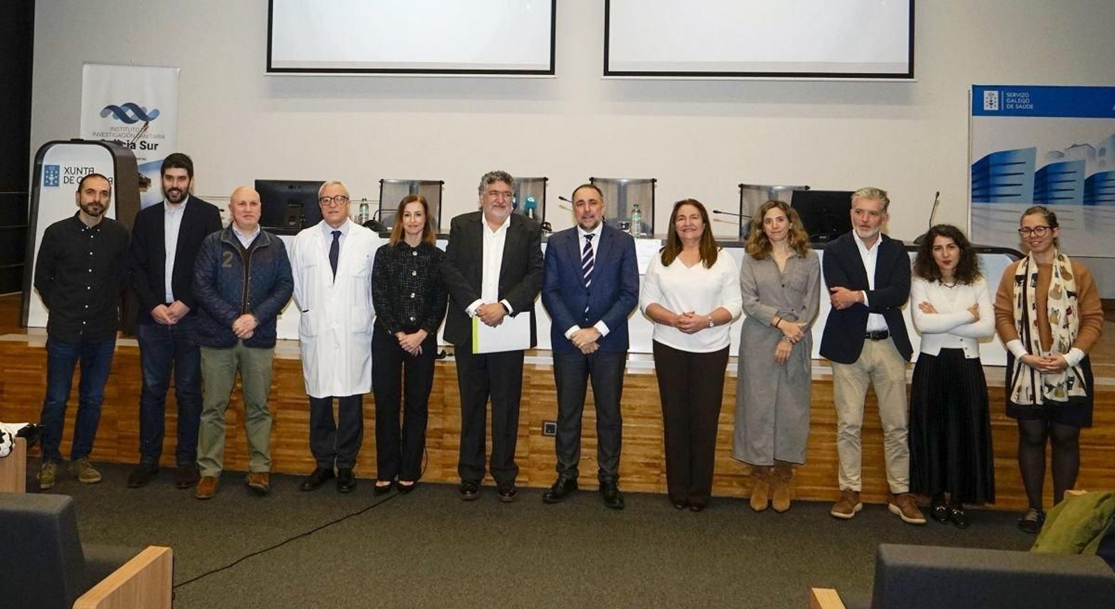 El conselleiro de Sanidade, Julio García Comesaña, en el centro, con miembros del consorcio gallego y portugués.
