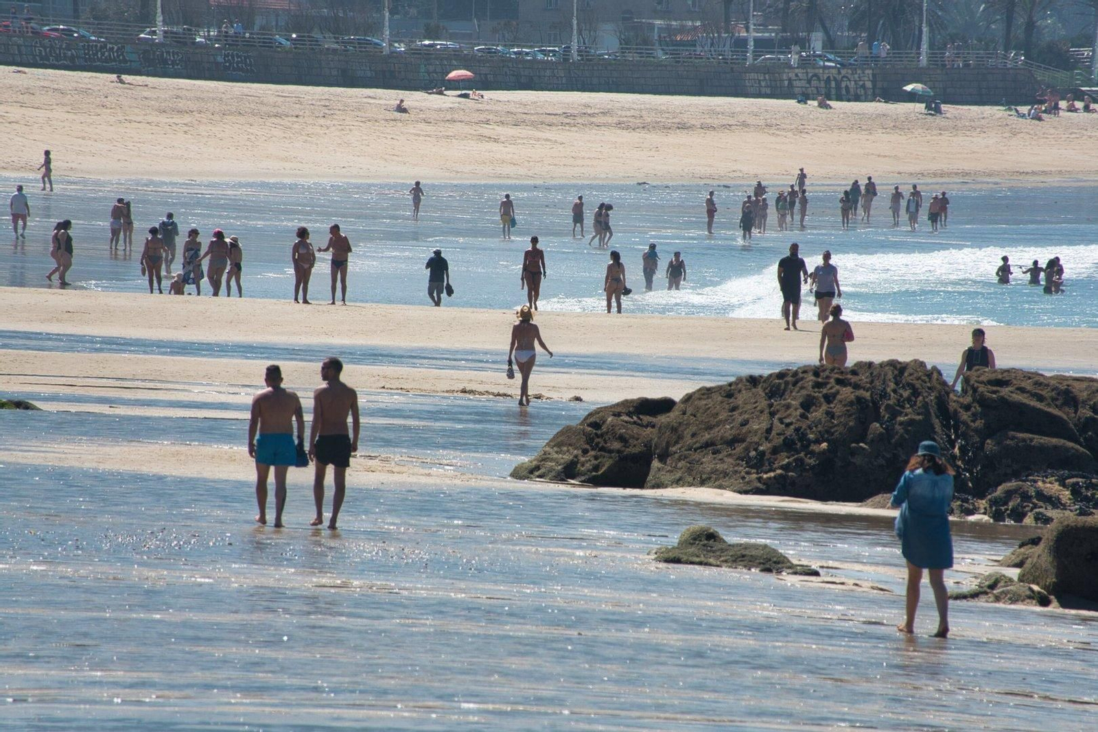 Gente paseando por Samil.