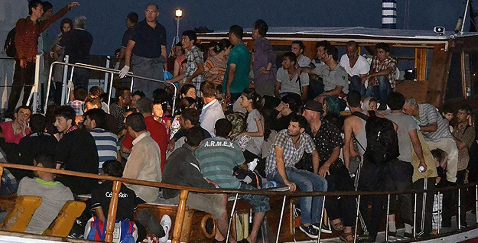 Un buque italiano abarrotado de refugiados sirios rescatados del Mar Mediterráneo.