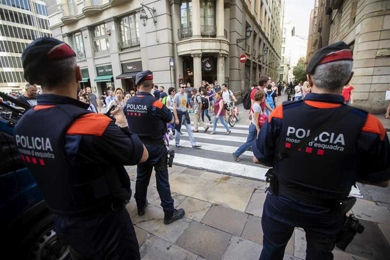 Una unidad de los Mossos d'Esquadra por las calles del centro de Barcelona
