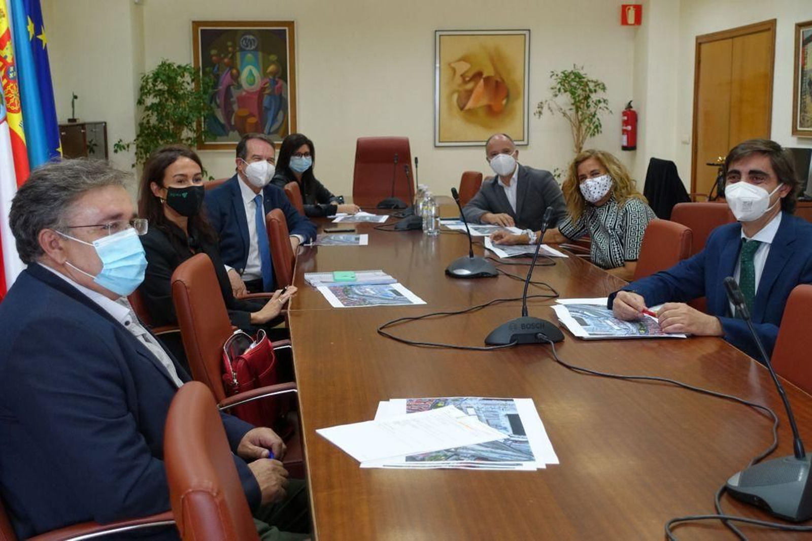 Caballero, Silva y Regades, acompañados de los concejales Pardo y Caride, con Isabel Pardo de Vera,