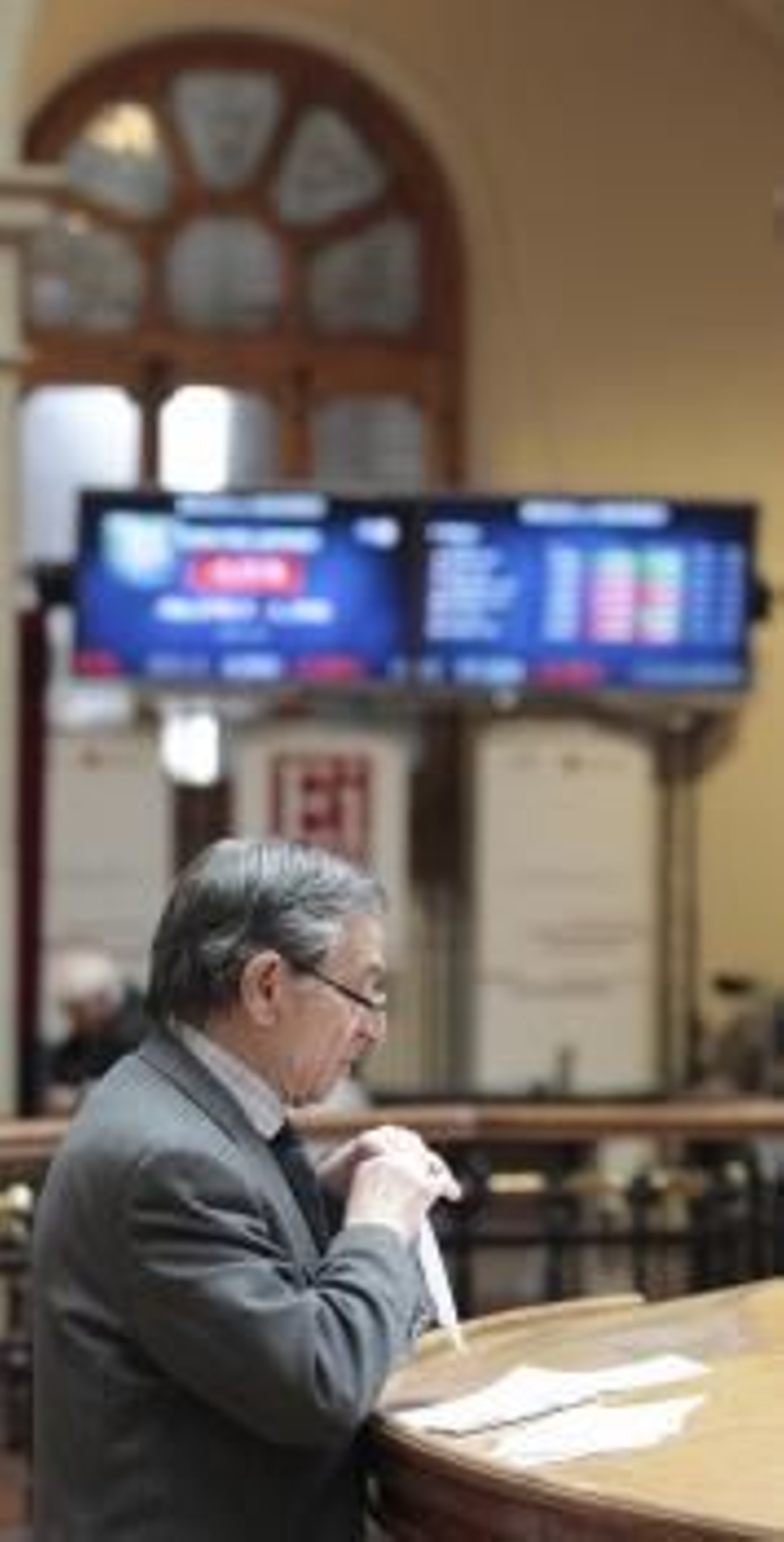 El parqué madrileño abrió la sesión de este lunes con una caída del 0,58%, que llevó al selectivo a colocarse en los 7.908 enteros, mientras que la prima de riesgo subía ligeramente y se colocaba en los 425 puntos básicos