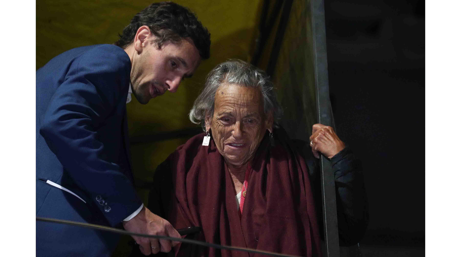 El cónsul de España en Bolivia, Guillermo Gil (i) en su visita a la activista Amparo Carvajal en La Paz (Bolivia). EFE/ Luis Gandarillas