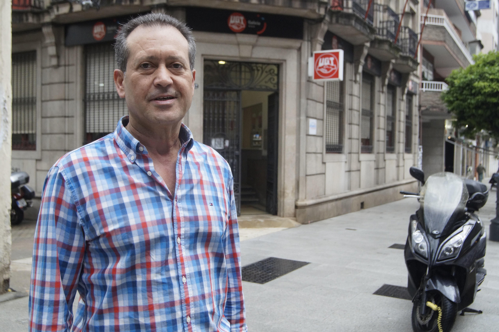 Ernesto Fontanes ante la sede de UGT en Vigo.