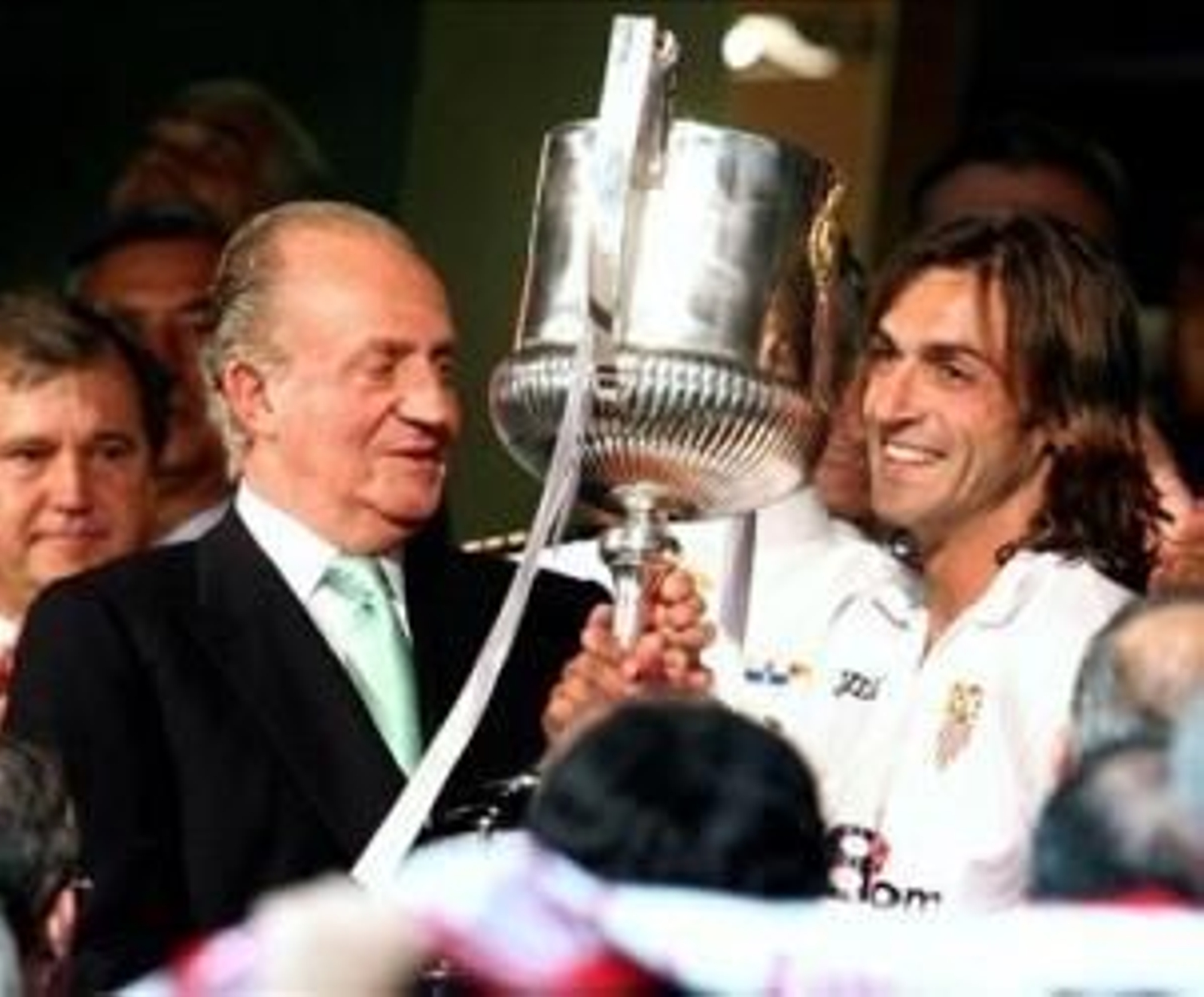El Rey entregando la Copa del Rey el pasado año.