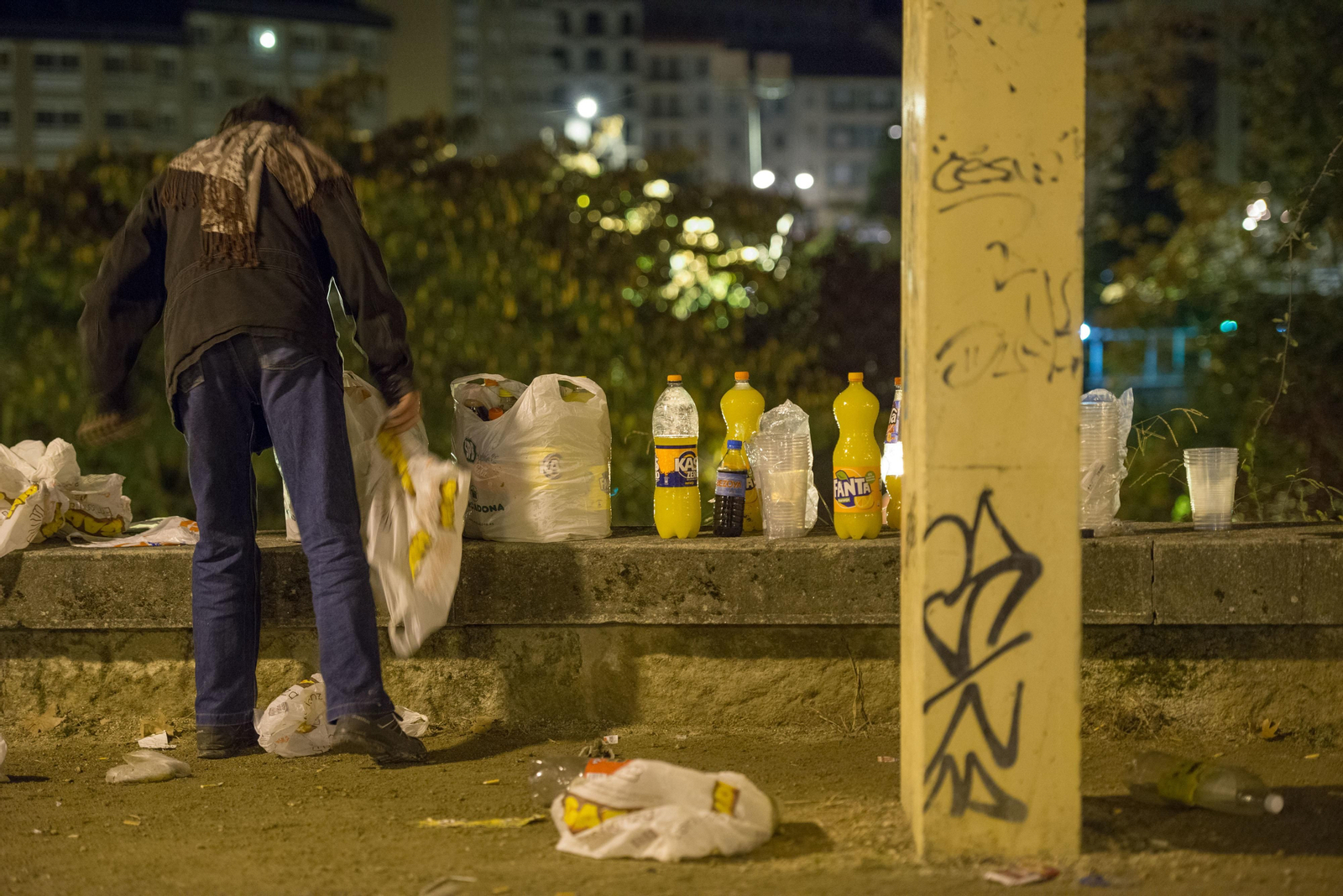 Restos de un botellón juvenil en la zona de la Alameda de Ourense.