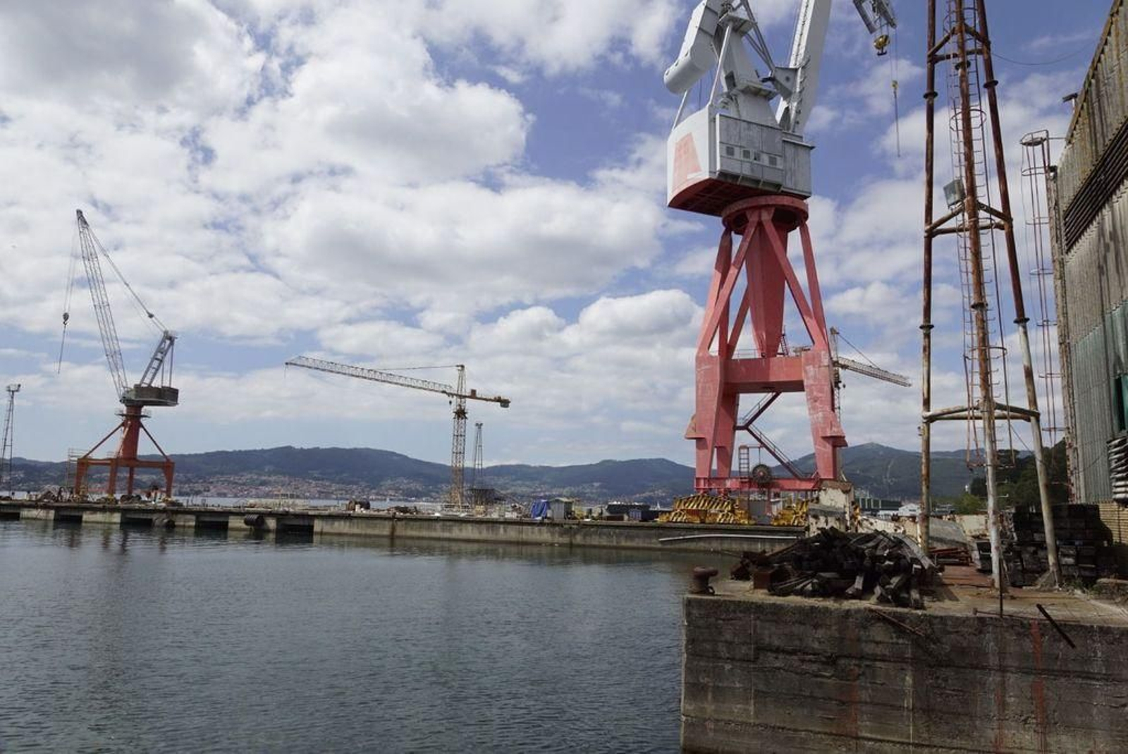 Las instalaciones de Factorías Vulcano, en Teis, están en desuso desde hace más de un año. El astilero, en liquidación.