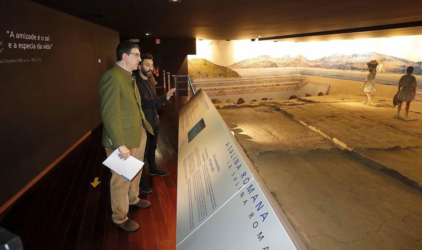 López-Chaves con Vicente Caramés, director del museo, ayer en la salina romana.
