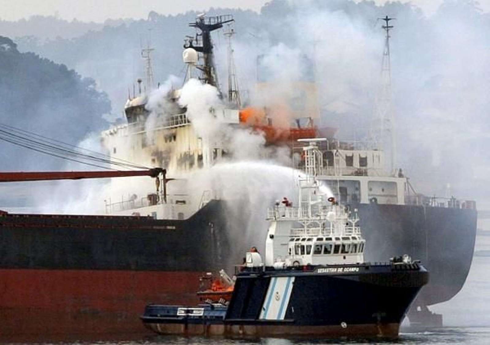 Un barco de Salvamento Marítimo participa en la extinción. (Foto: Lavandeira Jr.)