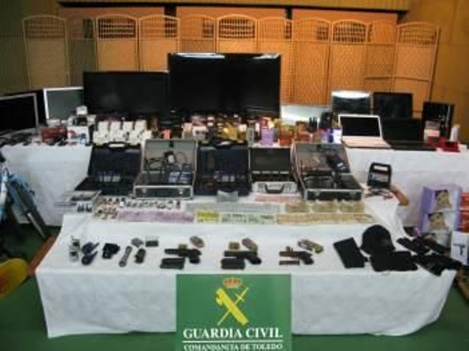 Fotografía facilitada por la Guardia Civil, que ha desarticulado una red criminal dedicada a robar en empresas y naves industriales que actuaban en varias provincias (Foto: EFE)