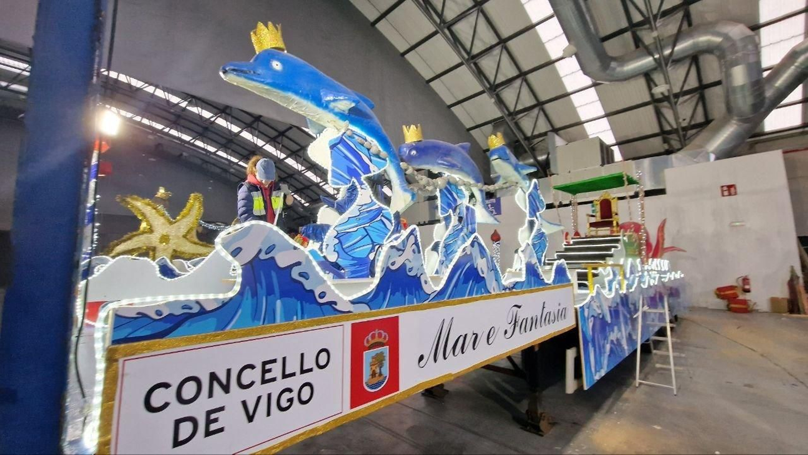 Montaje de carrozas de la Cabalgata de Reyes. // J.V. Landín