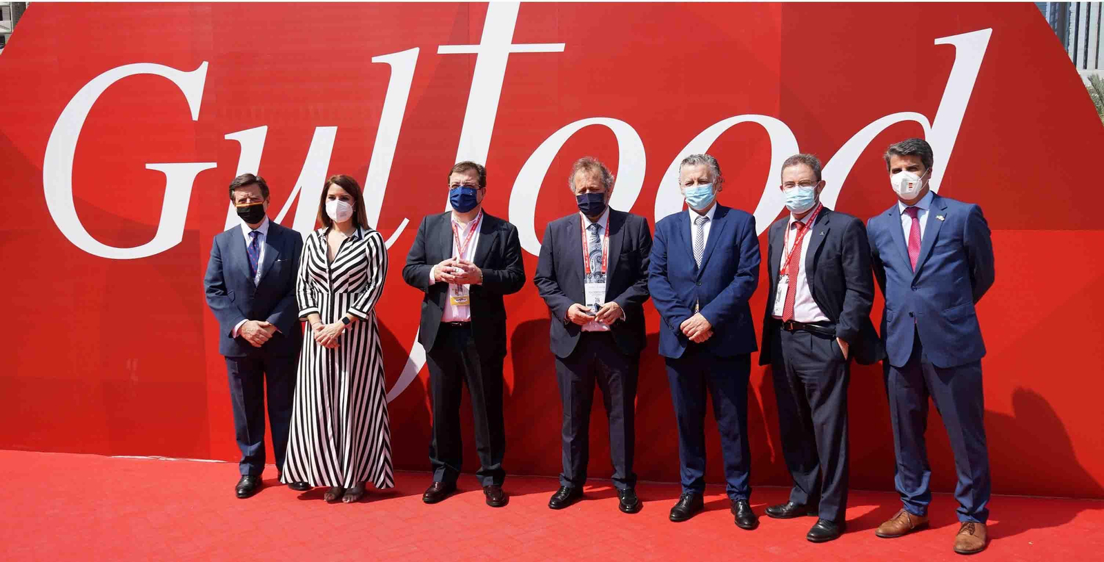 El presidente de la Junta de Extremadura, Guillermo Férnandez Vara (3i) posa con (izda a dcha) el embajador de España en Abu Dabi, Iñigo de Palacio, la directora general de Acción Exterior, Rosa Balas, el consejero de Economía, Ciencia y Agenda Digital, Rafael España, el secretario general de Ciencia y Tecnología, Innovación y Universidad, Jesús Alonso, el director general de Avante, Miguel Bernal y Andrés Salinero, responsable del ICEX en los EAU, en su visita  a Gulfood, una de las mayores ferias internacionales sobre la alimentación, que se celebra en Dubái. EFE/ Iñigo Álvarez