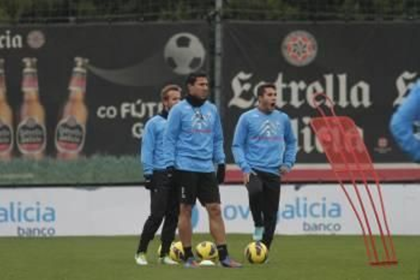 Roberto Lago, en primer término, en A Madroa. (Foto: ATLÁNTICO)