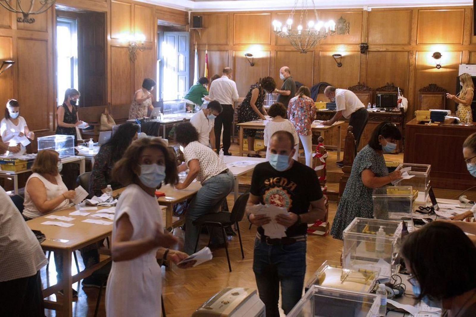 El recuento de votos del Censo Español de Residentes Ausentes (CERA) se celebró ayer en la Audiencia Provincial de Pontevedra.
