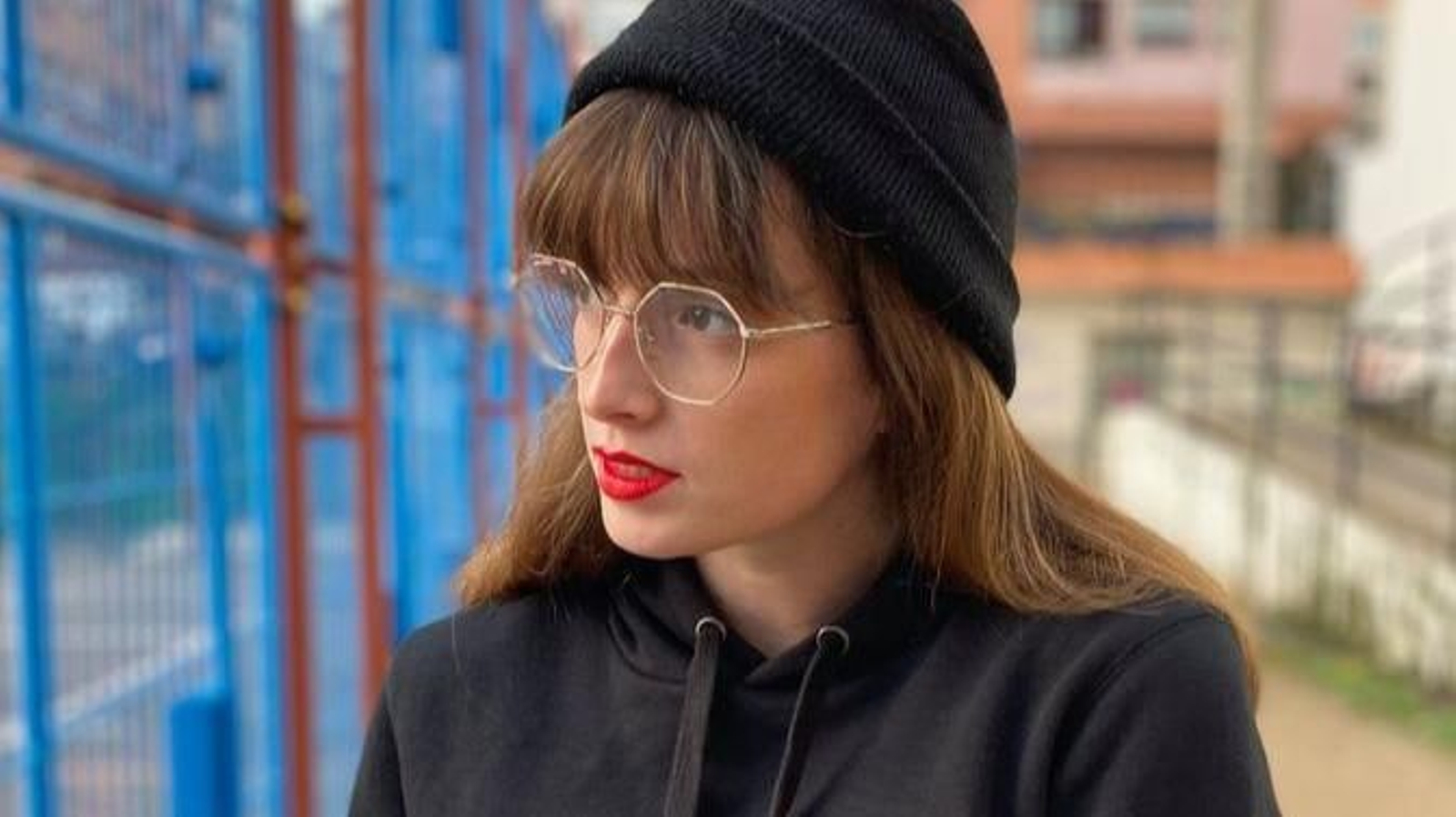 Lucía Estévez, con una sudadera promocional de la webserie.