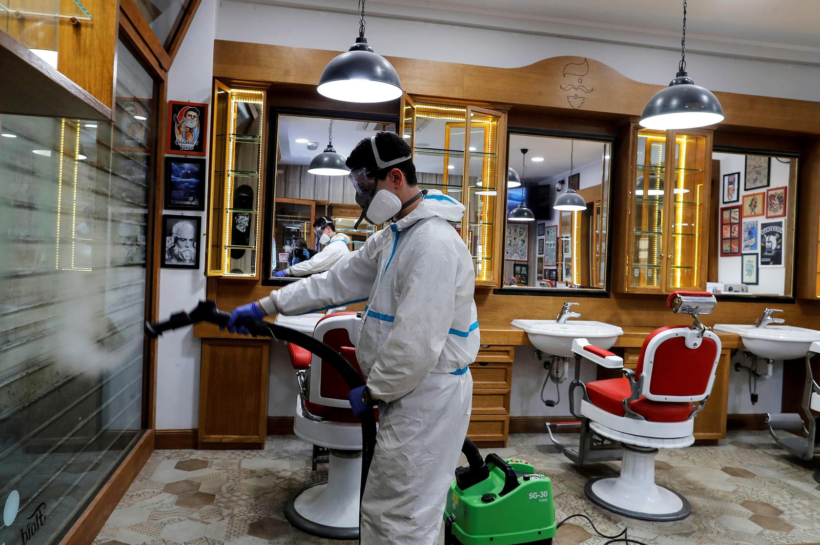 Desinfección de una barbería en el barrio de Prati, Roma