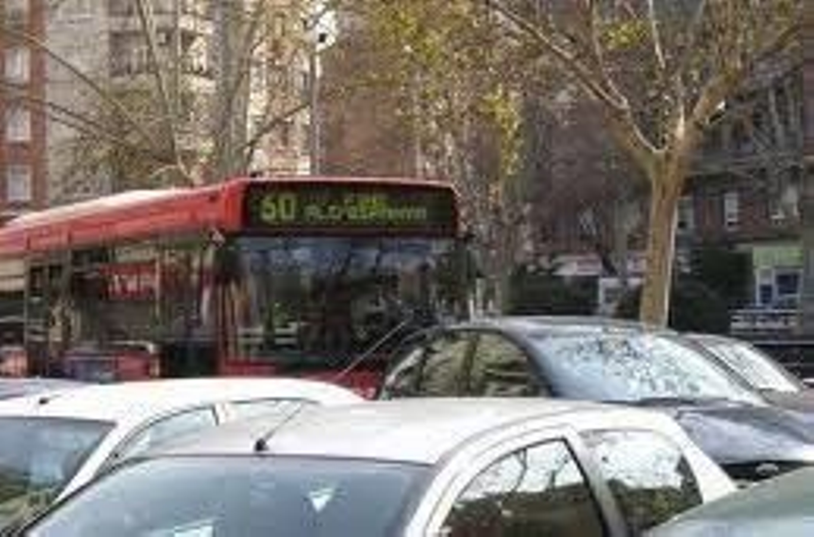 Los coches estacionados en doble fila, afectan al tráfico.