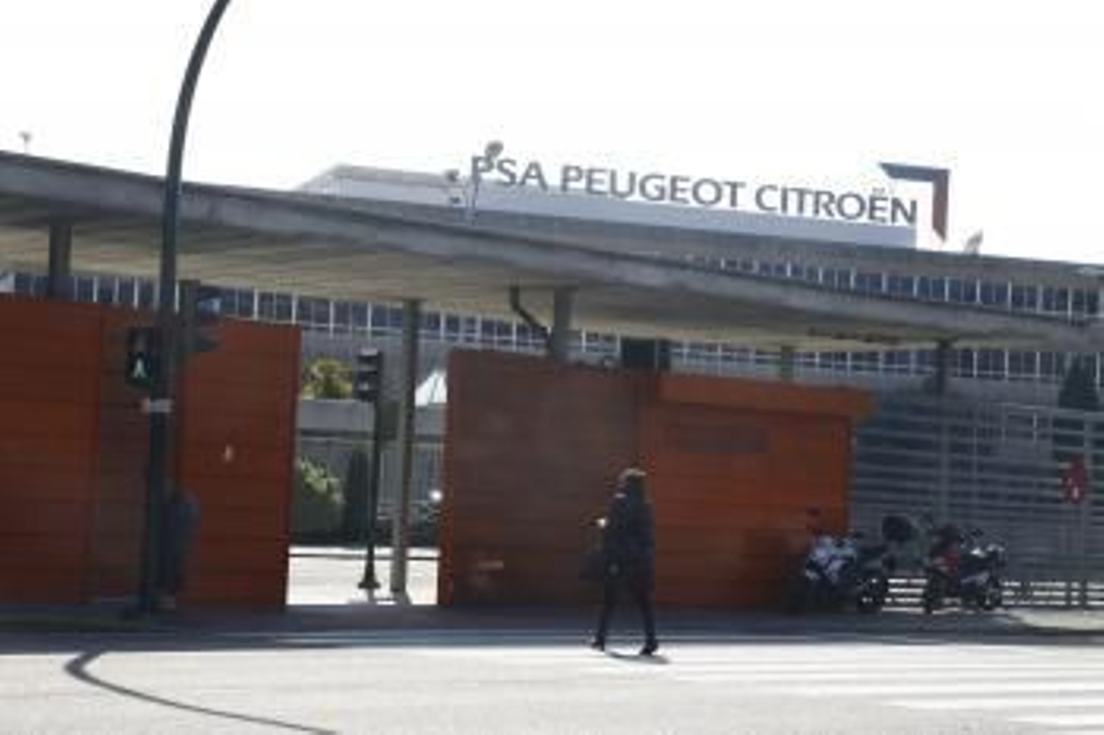 PSA no se ha pronunciado sobre su posible unión con Opel. En la foto el acceso a la planta de Vigo.