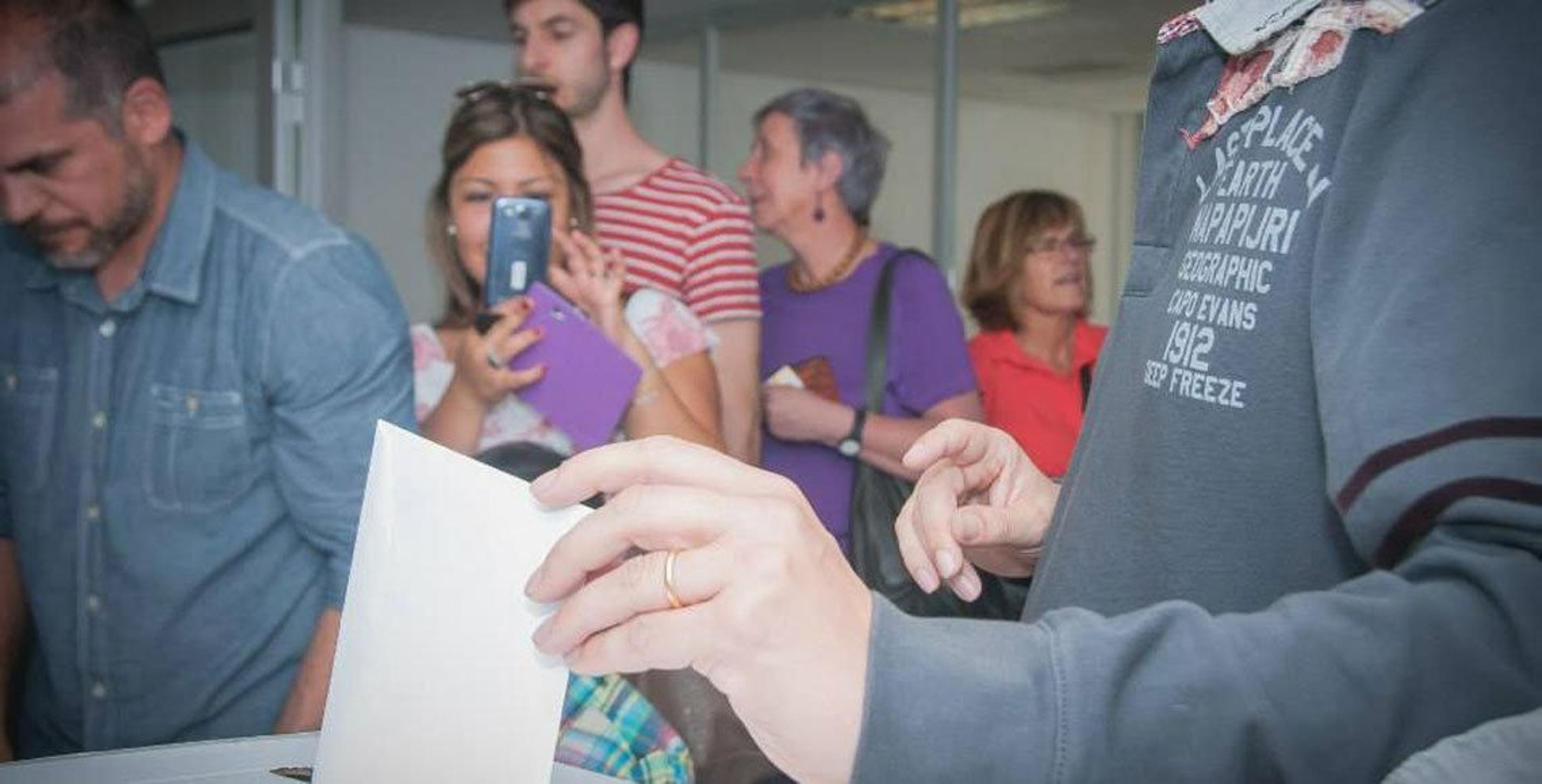 Emigrantes catalanes votando en el pasado referendum del 9-N, en Chile.