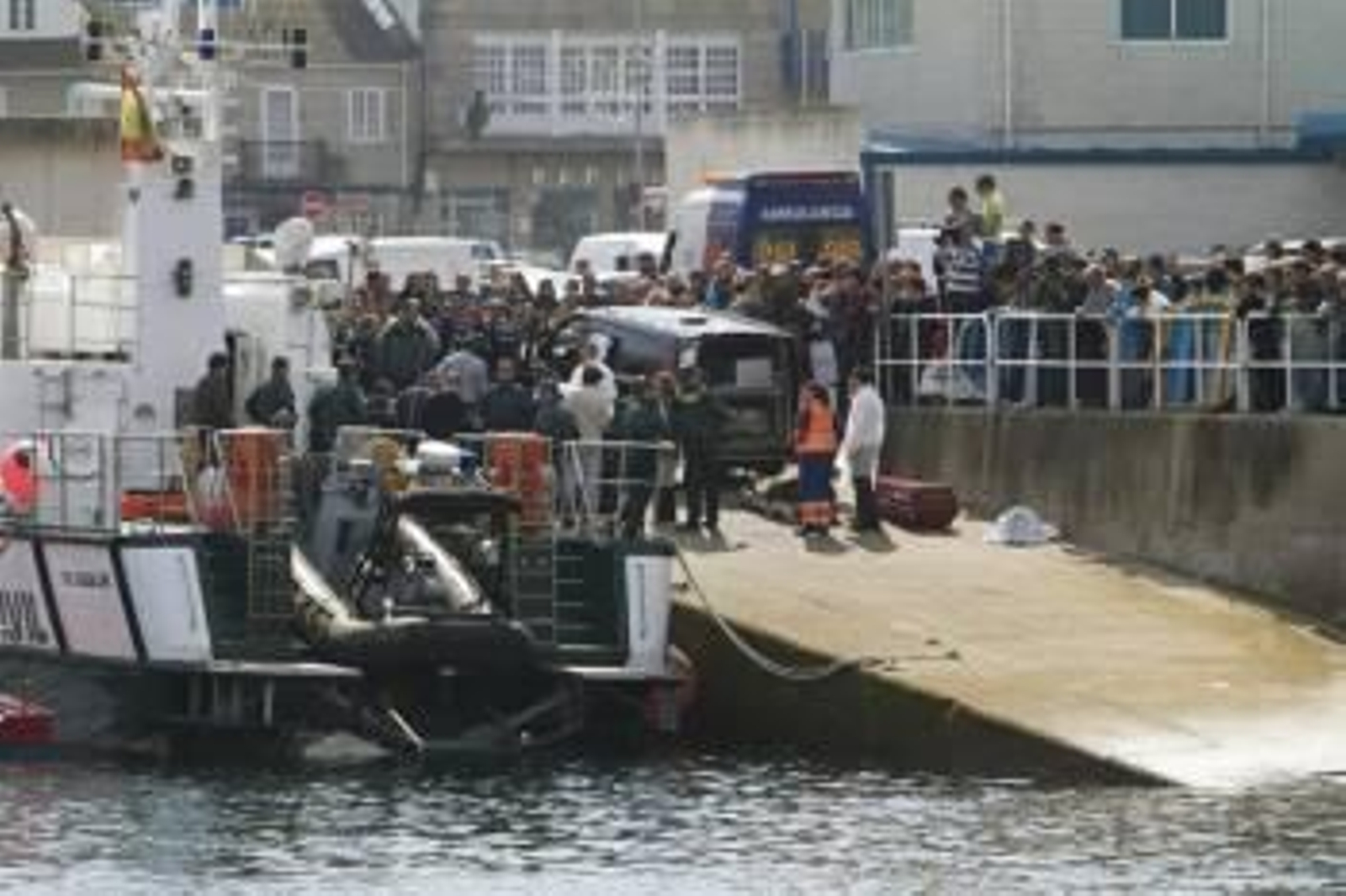 Desembarco en el puerto de Bueu de los cadáveres de los dos pescadores Francisco Pérez y Emilio Martínez que han muerto ahogados tras volcar su embarcación. Foto: EFE/Salvador Sas