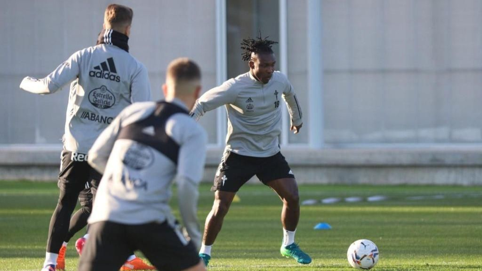 Aidoo, trabajando ayer con el grupo con toda normalidad.