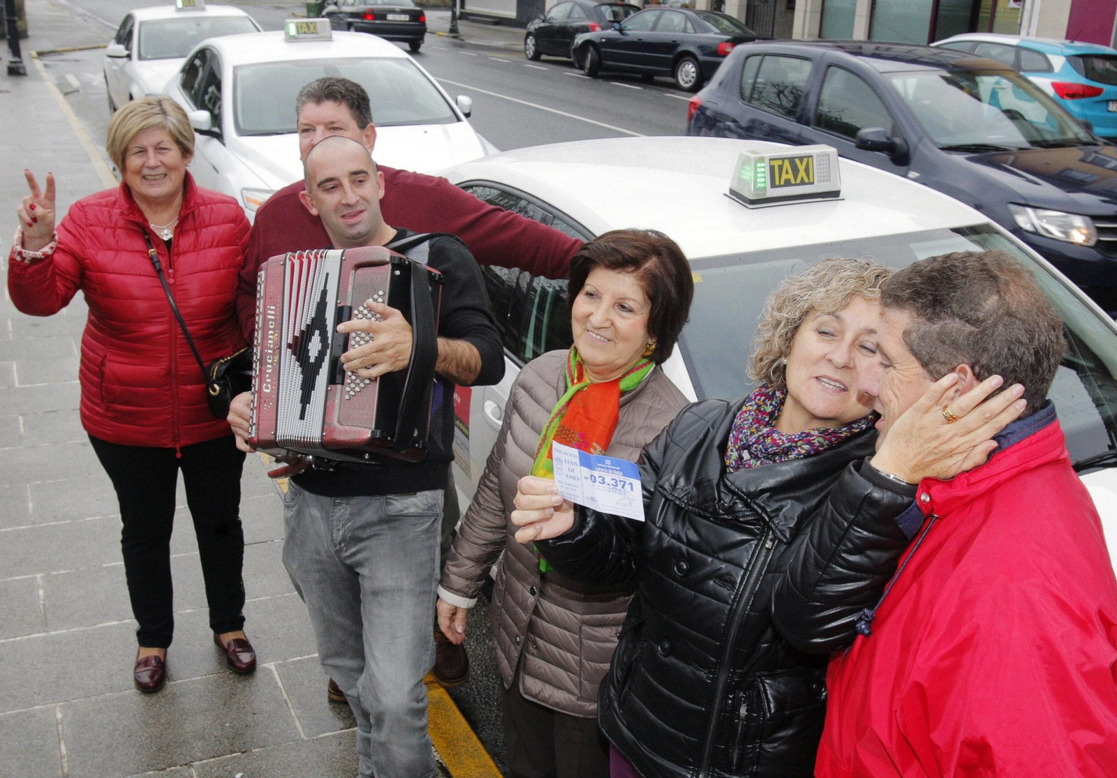 Los taxistas de Ames celebraron ayer la suerte de un número con varios 3, el 3.371, y que llevó un buen pellizco de dinero hasta el municipio de Bertamiráns.