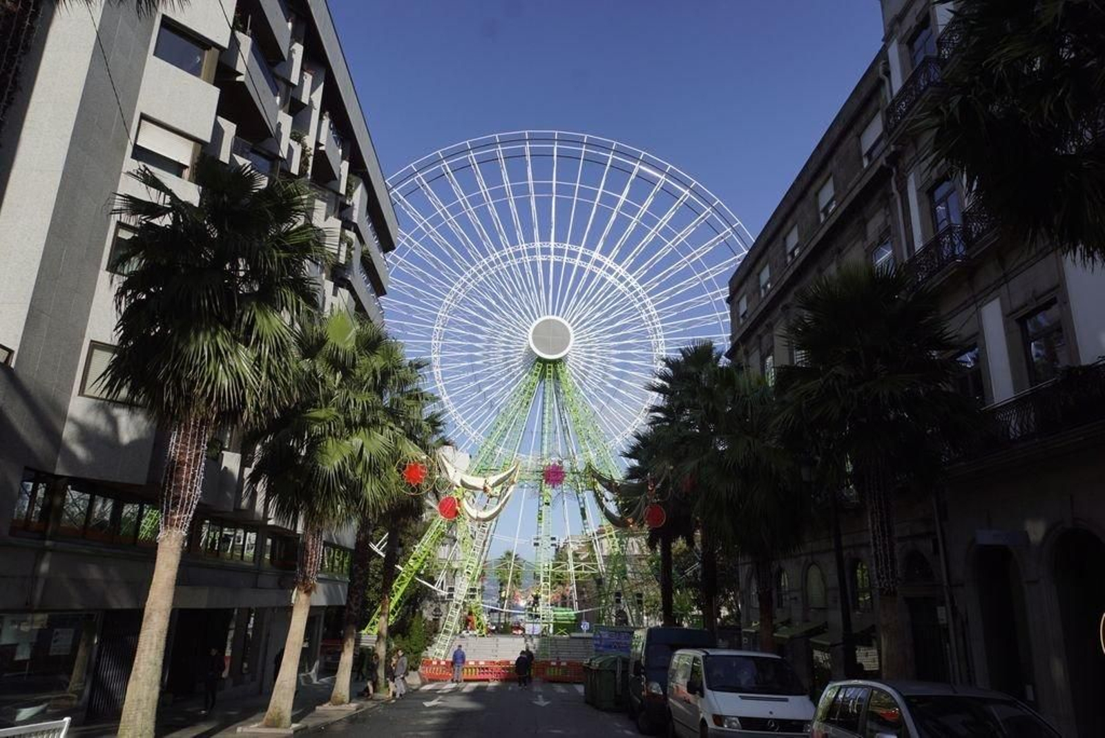La noria gigante ya está completamente instalada en el cruce de Colón con la Alameda, ahora solo faltan las cestas.