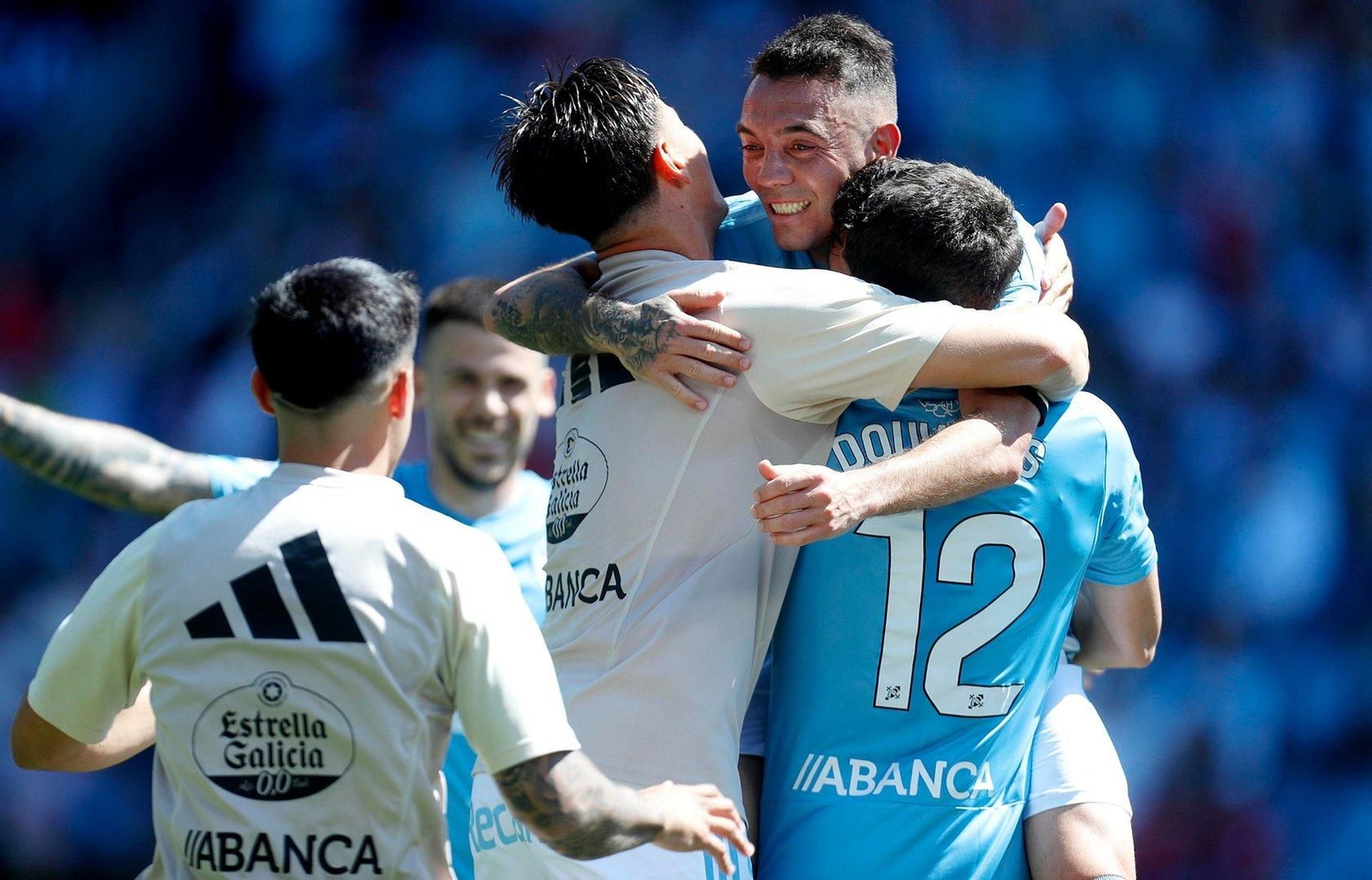 Aspas se abraza a Douvikas.