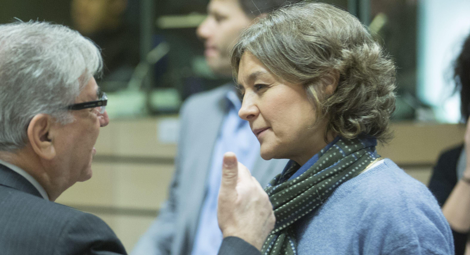 La ministra de Agricultura y Pesca, Isabel García Tejerina, con el comisario de Pesca, Karmenu Vella, ayer en Bruselas.